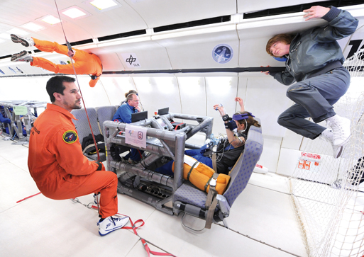 Mit Messgeräten verkabelt, sitzen auf jedem Parabelflug des Deutschen Zentrums für Luft- und Raumfahrt (DLR) Erstflieger mit an Bord forschung_parabelexperiment gr