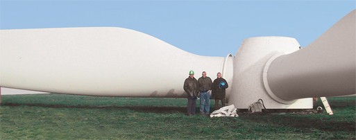 Stolze Investoren vor dem Rotor einer Onshore-Windkraftanlage wind_onshore_3mens gr